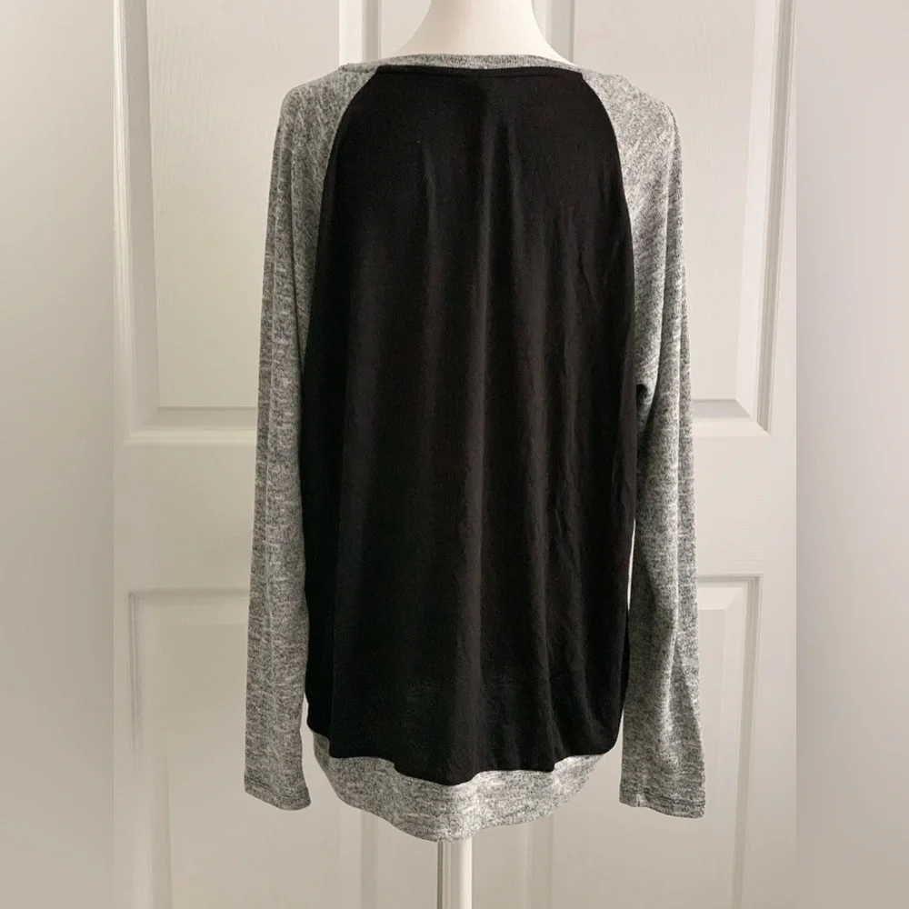 KUT FROM THE CLOTH Black Floral with Gray Trim Black Back Tee Top Size: XL